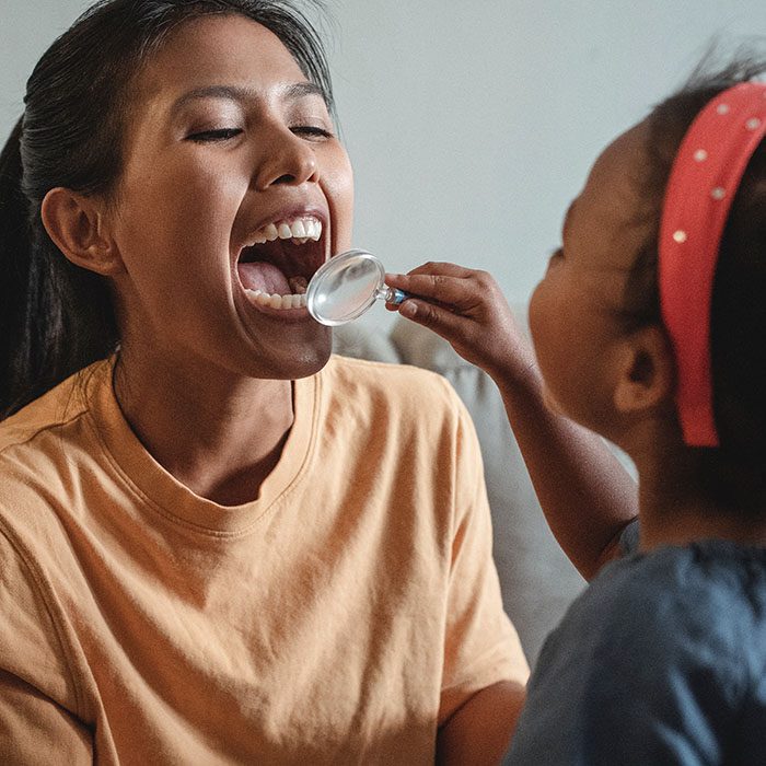 teaching-flossing-2023_700.jpg